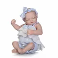 Mini muñeca realista en traje azul de lunares con encaje y diadema con lazo decorativo - Mameluco de Lunares Azules (Ojos Cerrados) / Azul