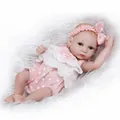 Mini muñeca realista con traje rosa de lunares sobre fondo de peluche blanco - Atuendo de Lunares Rosa (Ojos Abiertos) / Rosa