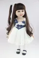Detail einer 18-Zoll realistischen Prinzessinnenpuppe mit braunem Haar und Kleid - 45cm / Blaues Auge Stil