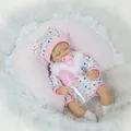 Nahaufnahme einer schlafenden Reborn-Puppe im Herz-Outfit mit Flasche und Schnuller - Geschlossene Augen Stil (Ohne Kissen)