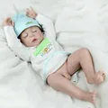 Bambola reborn realistica con cappellino a righe blu e body Happy little guy - Stile Ragazzo Cappello a Righe Blu (1520-2) / 57cm