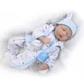 Bambola reborn realistica che dorme con vestito da orso e biberon su tappeto di peluche - Completo Orso Blu (55cm)