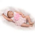 Realistische schlafende Reborn-Babypuppe im rosa Blumenkleid mit passendem Hut - Rosa Blumen-Outfit (Wie abgebildet Komplettset) / 57cm