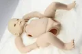 Onbeschilderde reborn poppenkit met hoofd, mannelijke torso en ledematen op pluche - Jongen Lichaam / 57cm