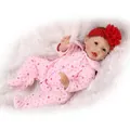 Bambola realistica reborn con tutina rosa a cuori e fascia con fiore rosso - Rosa / 55 cm