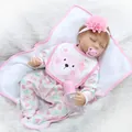 Realistische schlafende Babypuppe mit rosa Bären-Outfit, Stirnband und Fütterungszubehör - Rosa Bären-Stil / Standardgröße