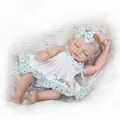 Mini realistische schlafende Reborn Babypuppe in weißem Kleid mit Blumenstickerei - Geschlossene Augen Stil