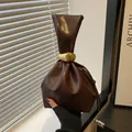 Sac seau plissé vintage marron foncé pour femme avec boucle décorative en métal doré - Marron