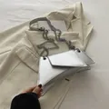 Bolso bandolera geométrico plateado con acabado metálico y correa de cadena gruesa - Plateado