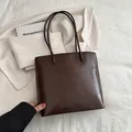 Bolso tote grande marrón minimalista en cuero sintético brillante con textura vintage - Marrón