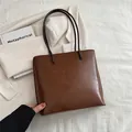 Bolso tote grande de cuero marrón minimalista con asas largas para diario - Marrón