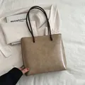 Bolso tote grande minimalista en cuero caqui vintage con correas marrones finas - Caqui