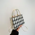 Petit sac carré bandoulière en tweed noir et blanc avec garniture en cuir et boucles dorées - Carreaux Blancs