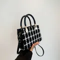 Petit sac carré à carreaux en tweed noir et blanc avec poignées rondes élégantes - Carreaux Noirs