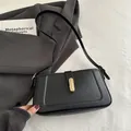 Bolso baguette clásico de cuero negro con hebilla dorada ovalada en tela blanca - Negro