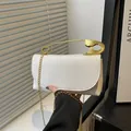 Minimalistische weiße Umhängetasche aus Leder mit großem goldenem Sicherheitsnadel-Griff - Weiß