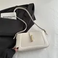 Bolso de hombro minimalista blanco crema en cuero sintético con hebilla dorada - Blanco