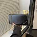 Schicke schwarze Lederumhängetasche mit goldenem Sicherheitsnadelgriff im Trenddesign - Schwarz