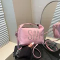 Borsa a tracolla rosa in ecopelle con motivo di lettere SM in borchie metalliche - Rosa