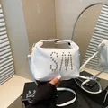Borsa a tracolla in pelle bianca con logo SM in borchie dorate e spalla sottile - Bianco
