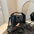 Borsa a tracolla in vernice nera lucida con logo SM di borchie e finiture dorate - Nero