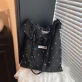 Borsa tote in chiffon nero con piccoli fiori bianchi ed etichetta Fashion Bag - Nero