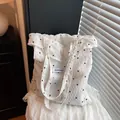 Borsa tote bianca in mesh a fiori con volant a sbuffo ed etichetta moda chic - Bianco