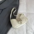 Sac hobo chic en cuir beige avec grande boucle logo en métal argenté et bandoulière - Blanc