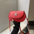 Sacoche selle rouge en similicuir avec étoile argentée et fine bandoulière réglable - Rouge