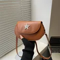 Sac bandoulière en cuir marron avec étoile en strass et fine sangle réglable - Marron