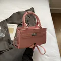 Bolso rosa con grabado de cocodrilo, cierre plateado y correa ajustable - Rosa