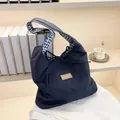 Grand sac cabas en denim bleu foncé avec doublure à carreaux bleus et blancs et nœud - Doublure Bleue Surface Denim (Côté B)