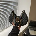 Chic black crescent underarm bag with vintage M pattern and gold metal chain - Retro Paisley Print / Black