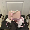 Roze crossbodytas met geweven textuur, parelhandvat en leren schouderband - Roze