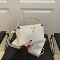 Piccola borsa a mano trapezoidale bianca con fibbia a V dorata e tracolla moda - Bianco