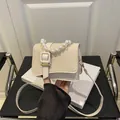Mini crossbody tas van crème leer met rietstructuur en elegant parelhandvat decor - Wit