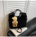 Sac seau plissé noir à la mode avec pendentif ours en peluche et bandoulière amovible - Noir