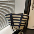 Gestreifte Strandtasche in Marineblau und Beige mit Bambusgriff für den Sommerurlaub - Blau