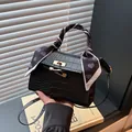 Elegante zwarte tas met krokodillenreliëf zijden sjaal en gouden sluiting - Met Hanger / Zwart