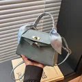Lichtblauwe crossbodytas met krokodillenreliëf, zijden sjaalhandvat en gouden slot - Met Hanger / Blauw