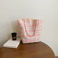 Minimalistische Tragetasche mit rosa-grünem Karomuster aus Segeltuch und weichen Griffen - Rosa