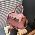 Roze handtas met krokodillenpatroon, gouden sluiting en decoratieve zijden sjaalgreep - Met Hanger / Roze