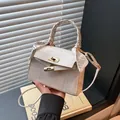 Witte tas met krokodillenpatroon, decoratieve zijden sjaal en gouden draaislot - Met Hanger / Wit