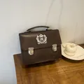 Bolso vintage marrón oscuro estilo académico con escudo bordado en blanco - Marrón