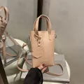 Petit sac carré minimaliste en cuir beige avec breloque chien et texte mode - Rose