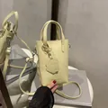Mini sac cabas jaune clair avec breloque chiot mignonne et bandoulière réglable - Jaune
