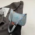 Lichtblauwe crossbodytas met 3D-vlinderborduurwerk en een stijlvolle kettingriem - Blauw