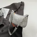 Lichtgrijze crossbodytas met vlinderborduurwerk van kant en acryl kettingdetail - Zilver