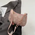 Roze crossbodytas met vlinderborduurwerk en een acryl kettingriem - Roze