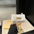 Mini borsa a tracolla bianca goffrata con catena dorata e chiusura a girello rettangolare - Bianco